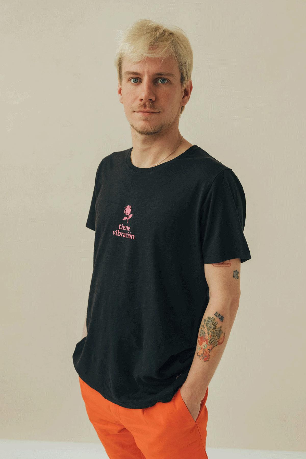 T-SHIRT GRAPHIC TIENE VIBRACIÓN BLACK & STRAWBERRY