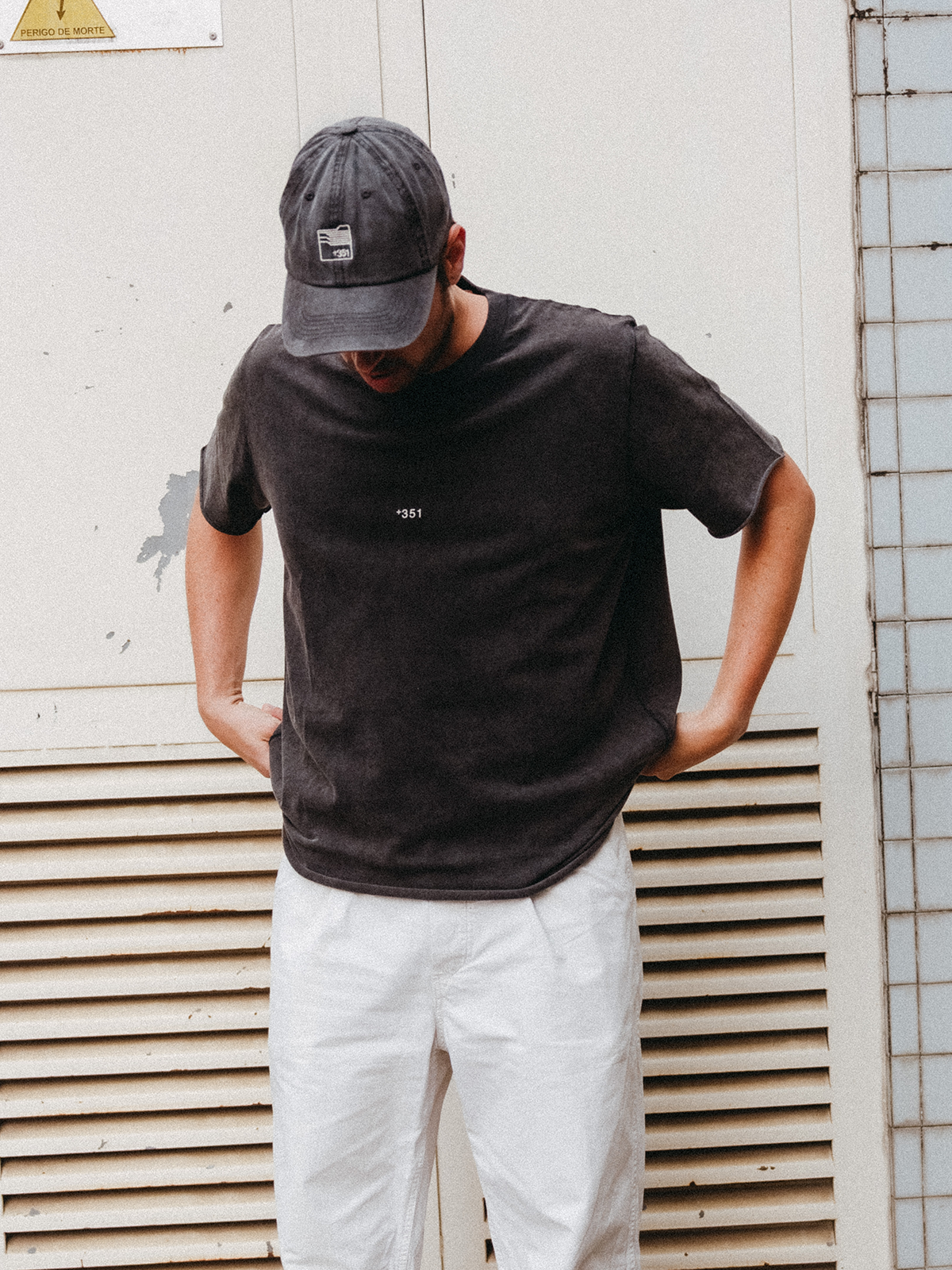 T-SHIRT FOLDER CHARCOAL FADE OUT