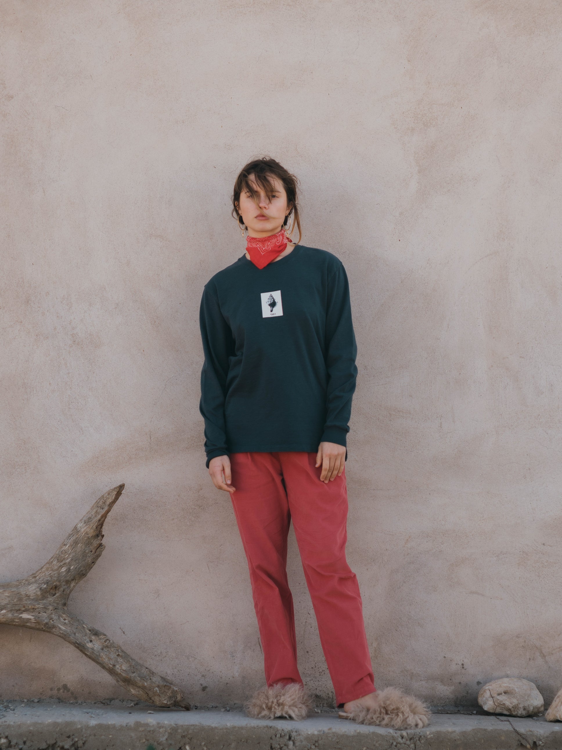 LANGARMSHIRT MIT GRAFISCHER MUSCHEL IN ANTHRAZIT