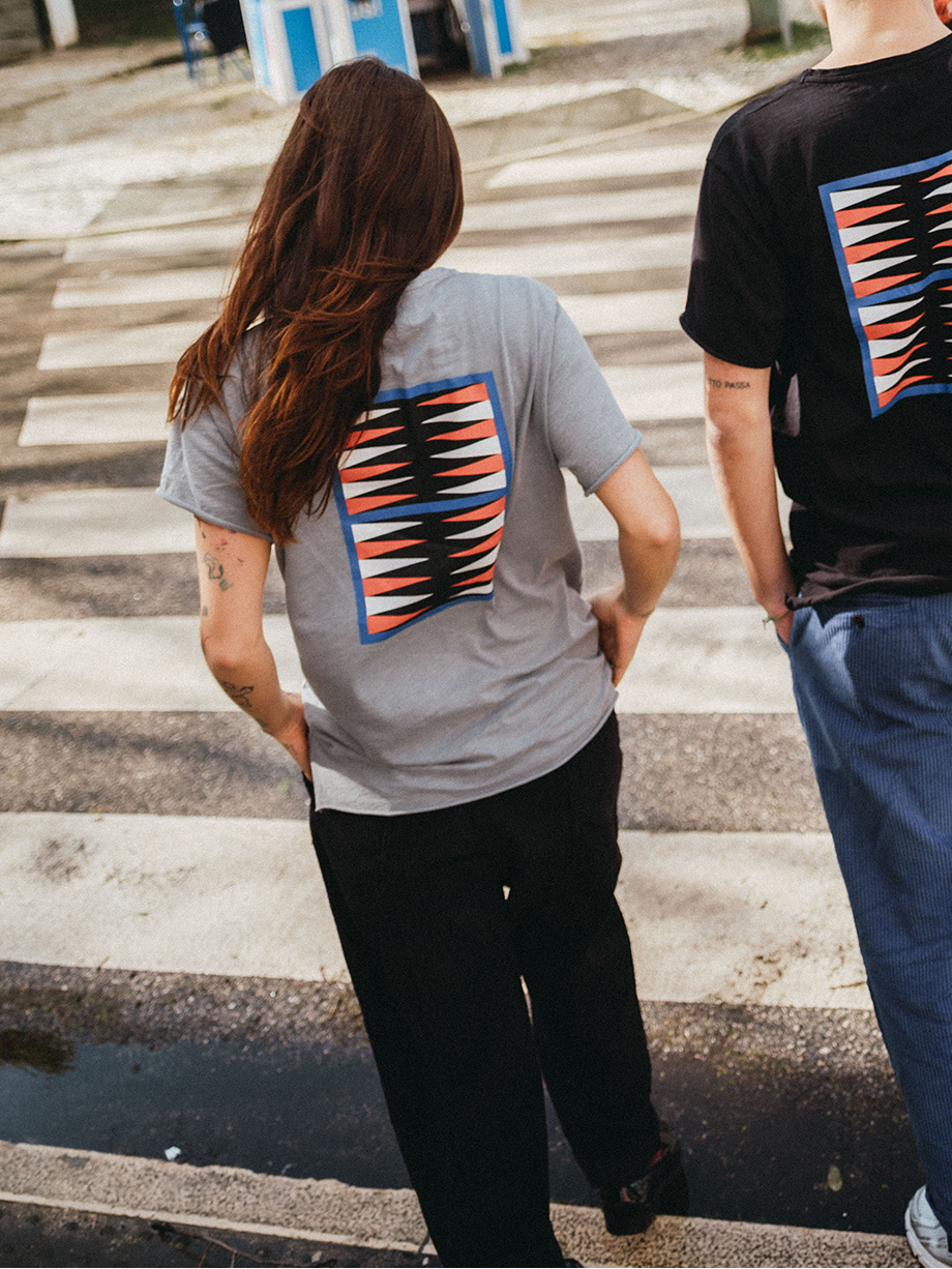 T-SHIRT GRAPHIC BACKGAMMON STONE GREY