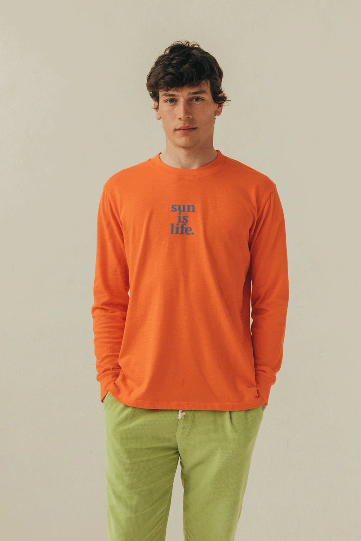 LANGARM-GRAFIK-SHIRT „SUN IS LIFE“ MANDARINE &amp; DENIMBLAU