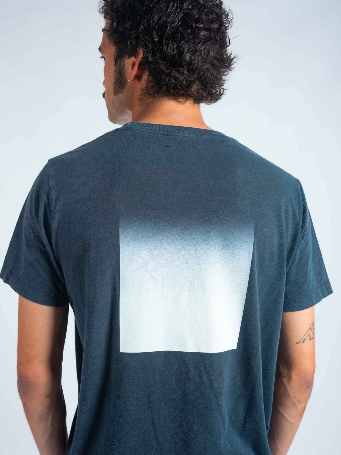 T-SHIRT GRAPHIC GRADIENT CHARCOAL & OFF-WHITE