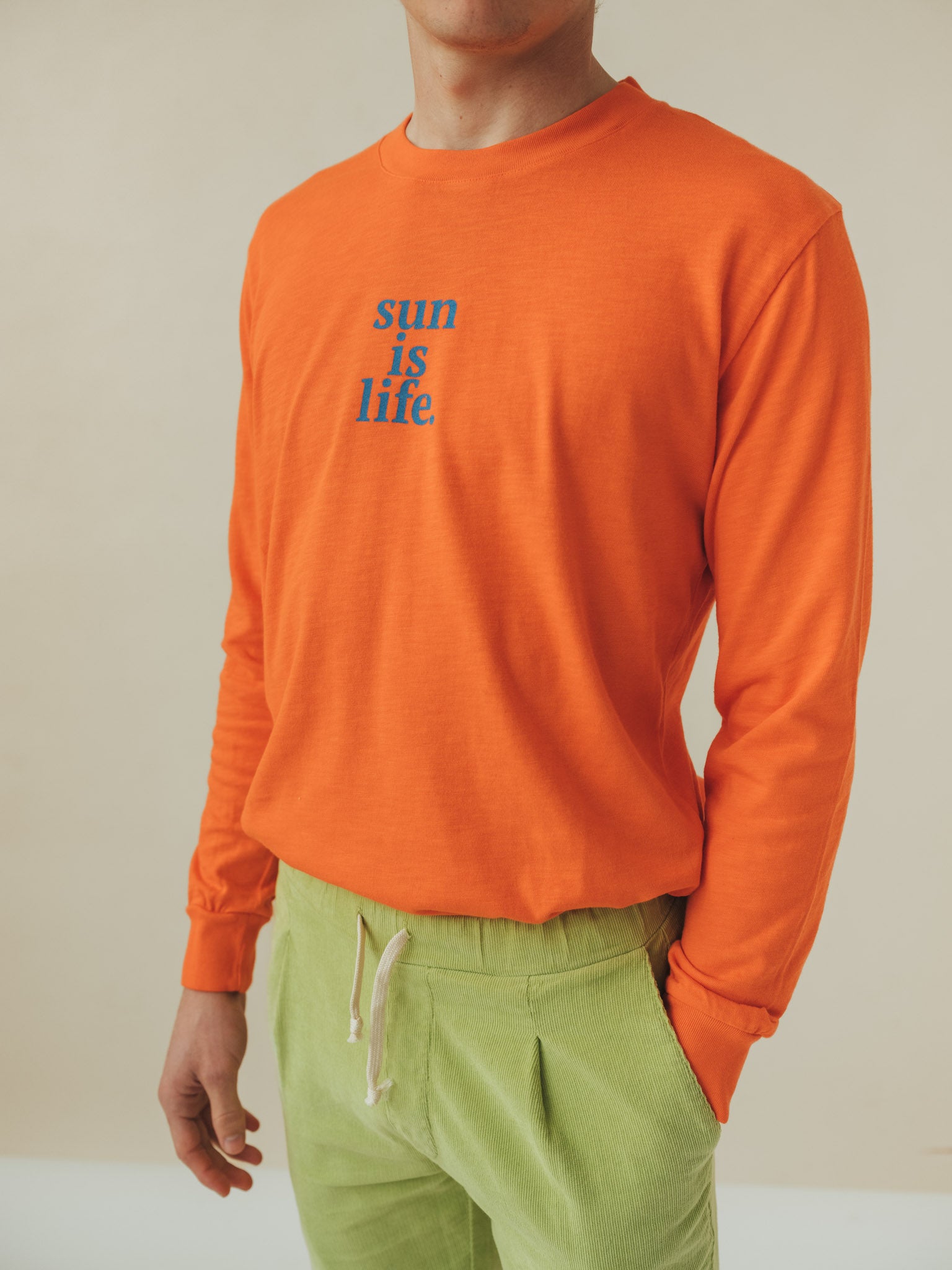 LANGARM-GRAFIK-SHIRT „SUN IS LIFE“ MANDARINE &amp; DENIMBLAU