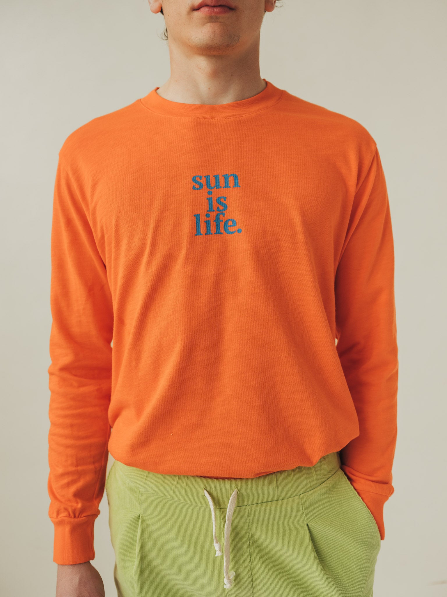 LANGARM-GRAFIK-SHIRT „SUN IS LIFE“ MANDARINE &amp; DENIMBLAU